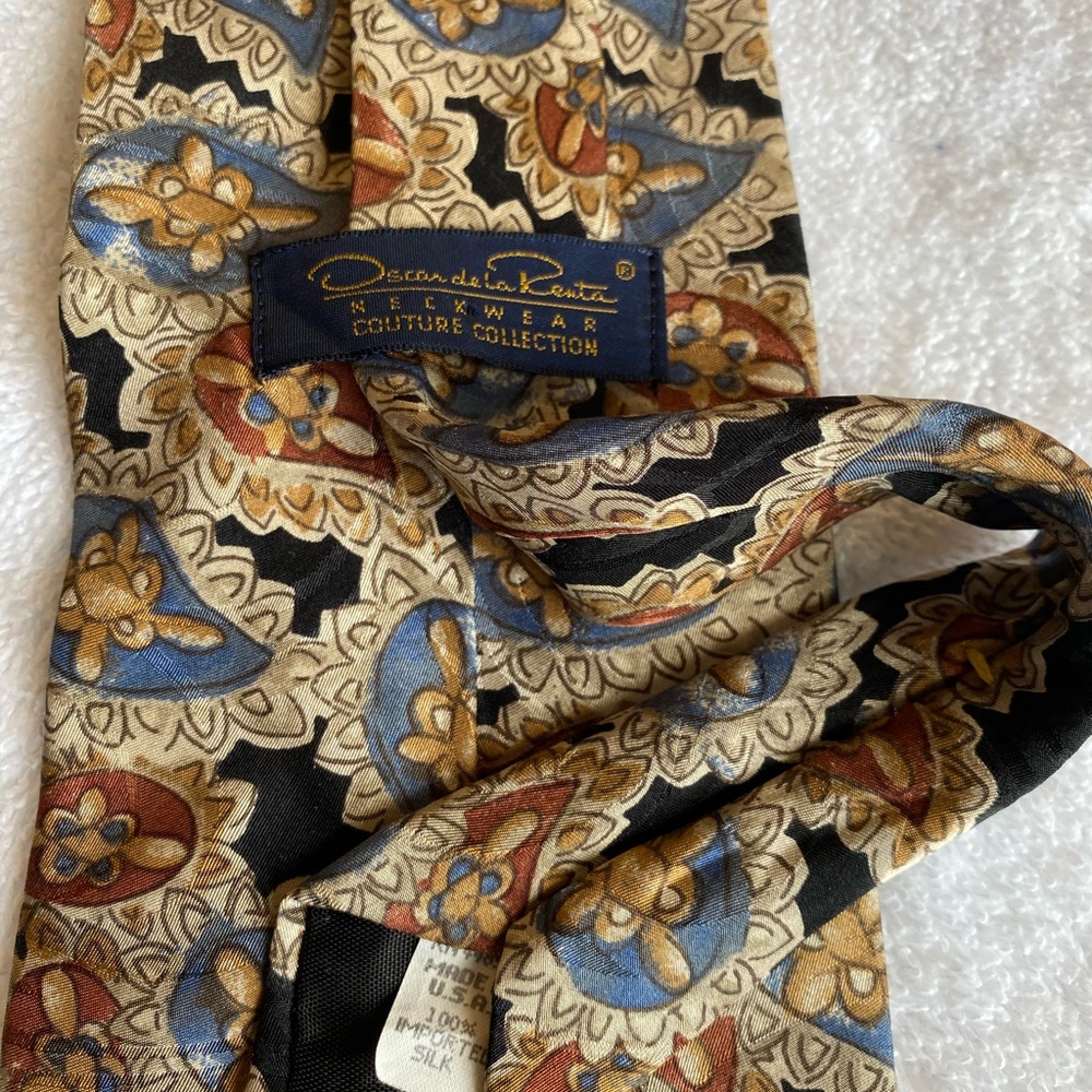 Vintage Oscar de la Renta silk tie.